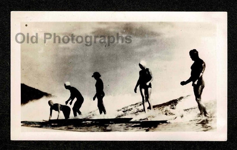 AMAZING FACELESS SURFERS SURFING SURFBOARD RIDING WAVE OLD/VINTAGE PHOTO- H158