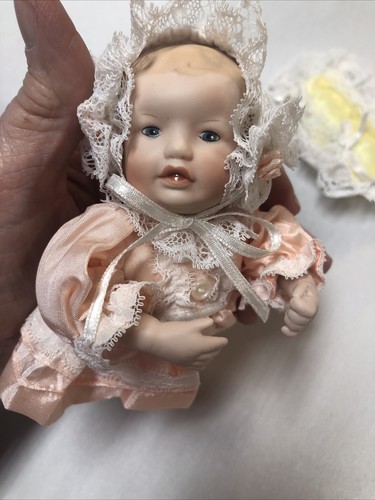 Vintage Ashton Drake Yolanda Bello 6" Girl Porcelain Doll - Picture 7 of 9