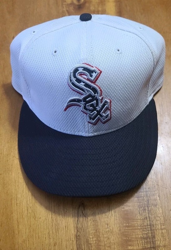 New Era 59fifty - 7 5/8" Chicago White Sox Hat.