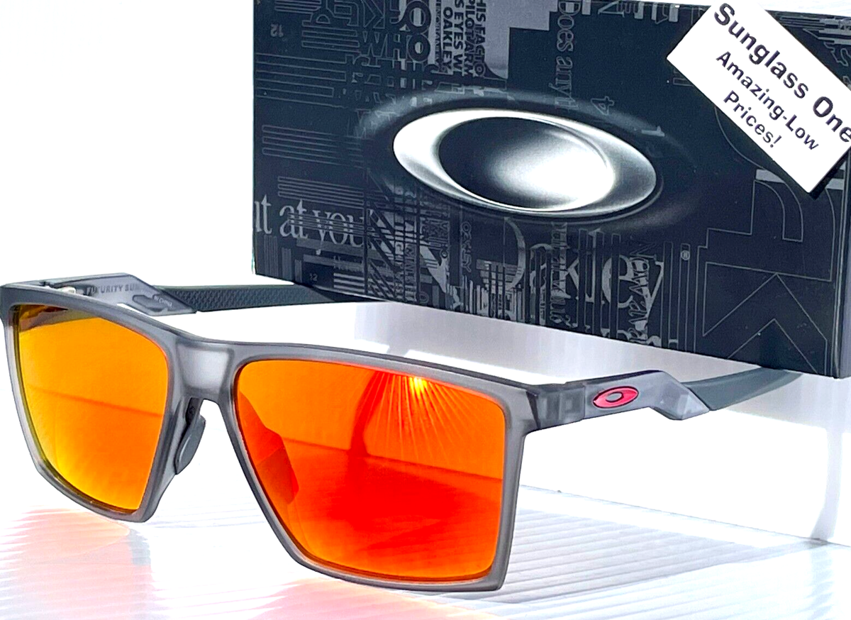 Oakley FUTURITY SUN Satin Grey Smoke POLARIZED PRIZM Ruby Oakley FUTURITY SUN Satin Grey Smoke POLARIZED PRIZM Ruby