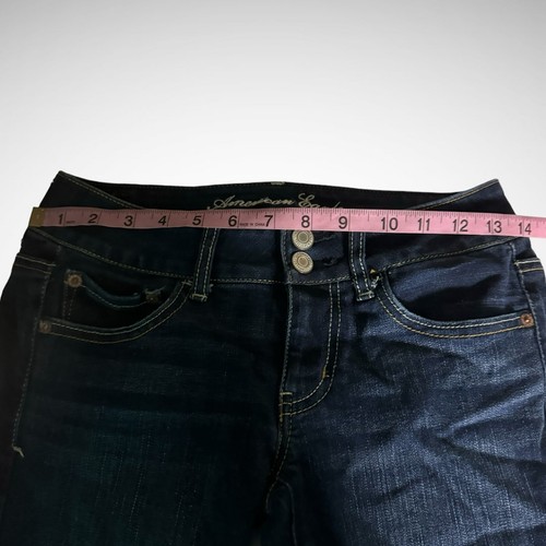 Pantalones de mezclilla American Eagle para mujer 2 acampanados con parte inferior de manzana azul liso usados - Imagen 4 de 8