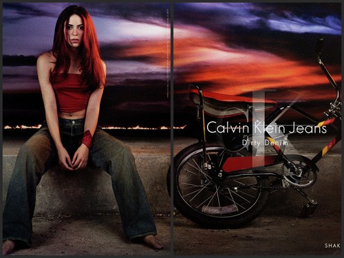 CALVIN KLEIN magazine AD #243 RARE 2000 SHAKIRA 2 PGS BENDED CORNER