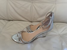 Badgley Mischka Silver Glitter Strappy Wedge Sandals Size 10 Synthetic Buckle
