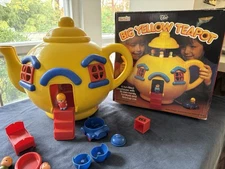 Vintage Bluebird Big Yellow Teapot Playset 1981 – With Figures Box & Accessories