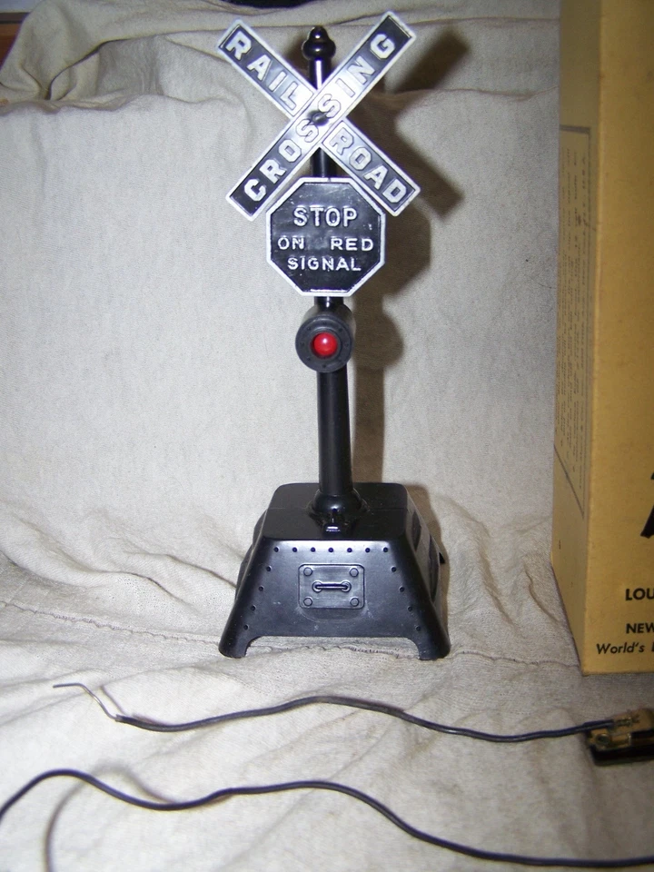 Marx #417 O Gauge Bell Ringing Crossing Signal with Box - Image 2 of 4