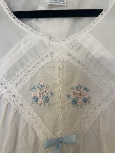 Camicia da notte lunga 53” NOS Carole bianca rosa fiori ricamati con nastro blu taglia S - Foto 4 di 13