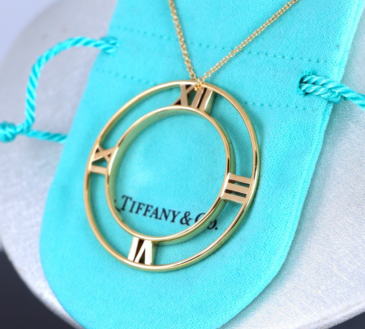 アクセサリー Tiffany & Co. Atlas Roman Numeral Charm Tiffany & Co Atlas 18K Yellow Gold Roman Numeral XL Circle Pendant