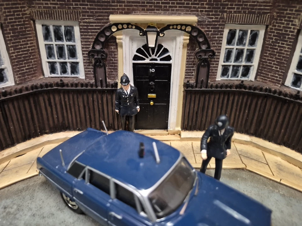 VANGUARDS PD3002 ROVER 3500 V8 POLICE ESCORT DIORAMA  SCALA 1:64 - Immagine 4 di 4