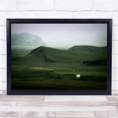 Island Haus Sommer Nebel grüne Landschaft Tal Haus Nebel Dunst Wandkunstdruck