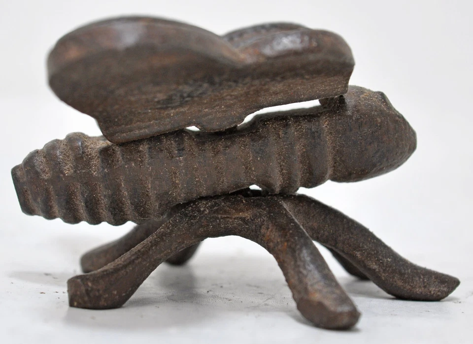 Estatuilla de insecto mosca pequeña de hierro de colección original antigua grabada a mano Foto 4 de 4