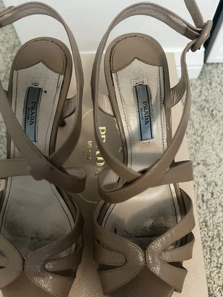 Sandalias de plataforma Prada beige charol con tiras Foto 3 de 4