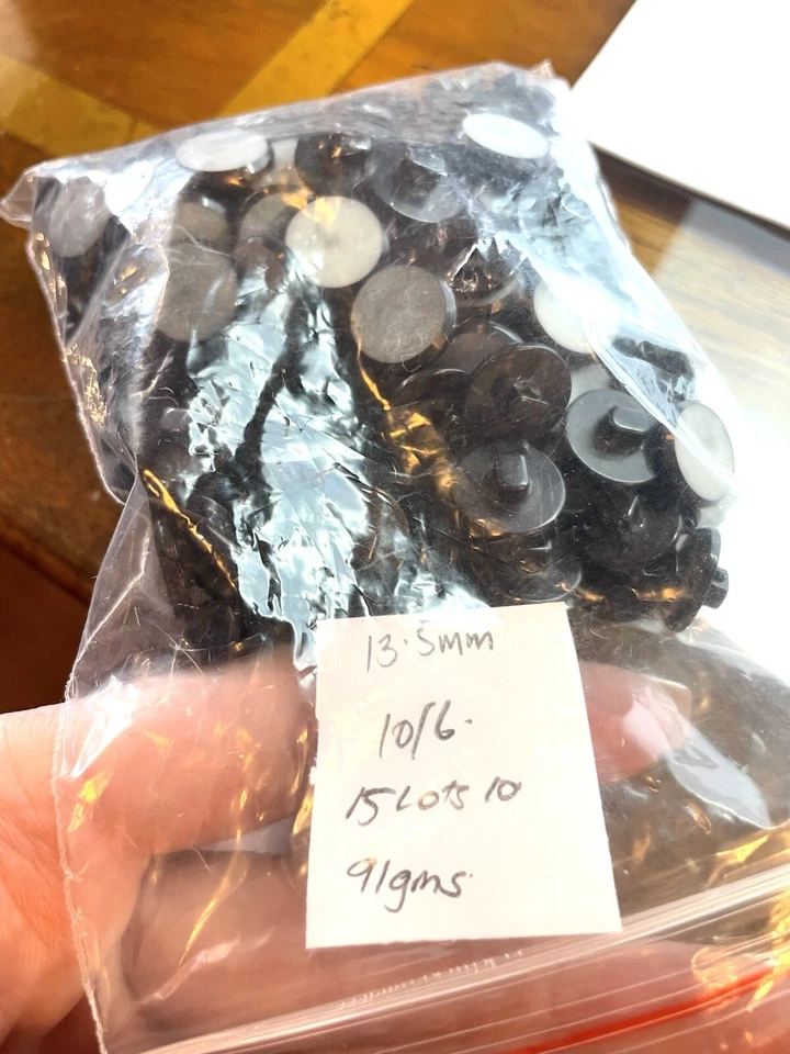 13.5mm X5 Black & White Shell Insert Shank Buttons - Image 3 of 3