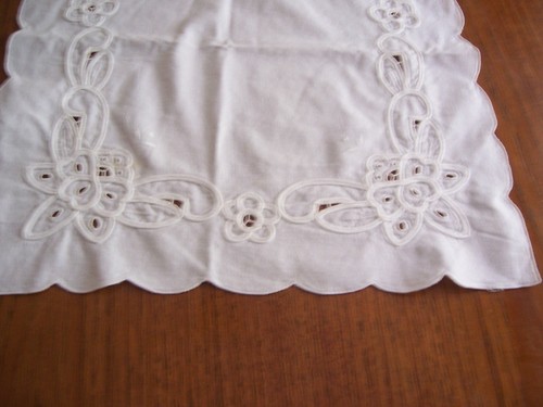 Snow White Butterflies 15"x33" Table Runner Scalloped Edges Eyelets & Cording - Picture 7 of 8