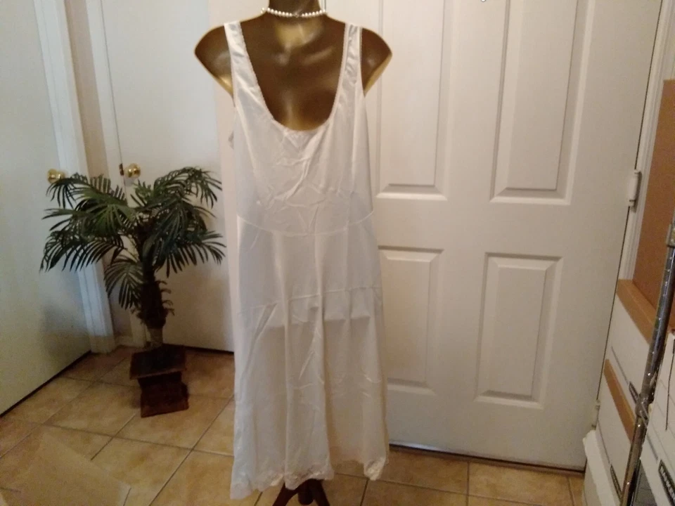 Vestido Vintage Completo Sin Mangas Chemise Europeo Talla M/L Austria Beige con Borde de Encaje Foto 4 de 4