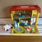 Vintage Fisher Price Little People #931 Play Family CHILDREN'S HOSPITAL Set