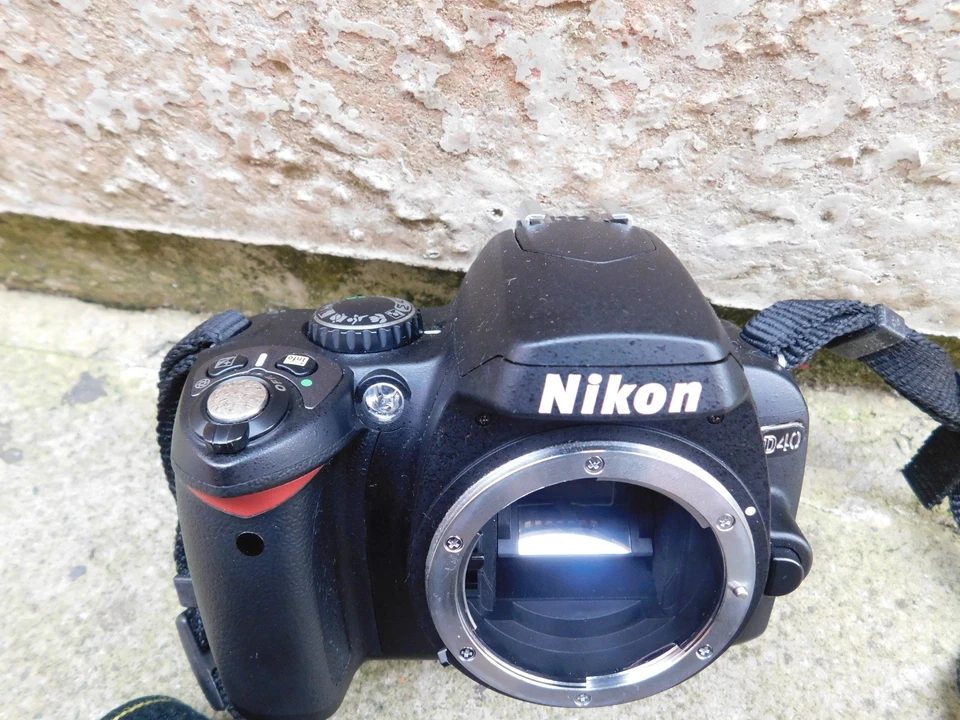 Nikon D40 Digital SLR Camera Body Nikon F-mount Body Only UNTESTED PARTS ONLY - Image 3 of 4