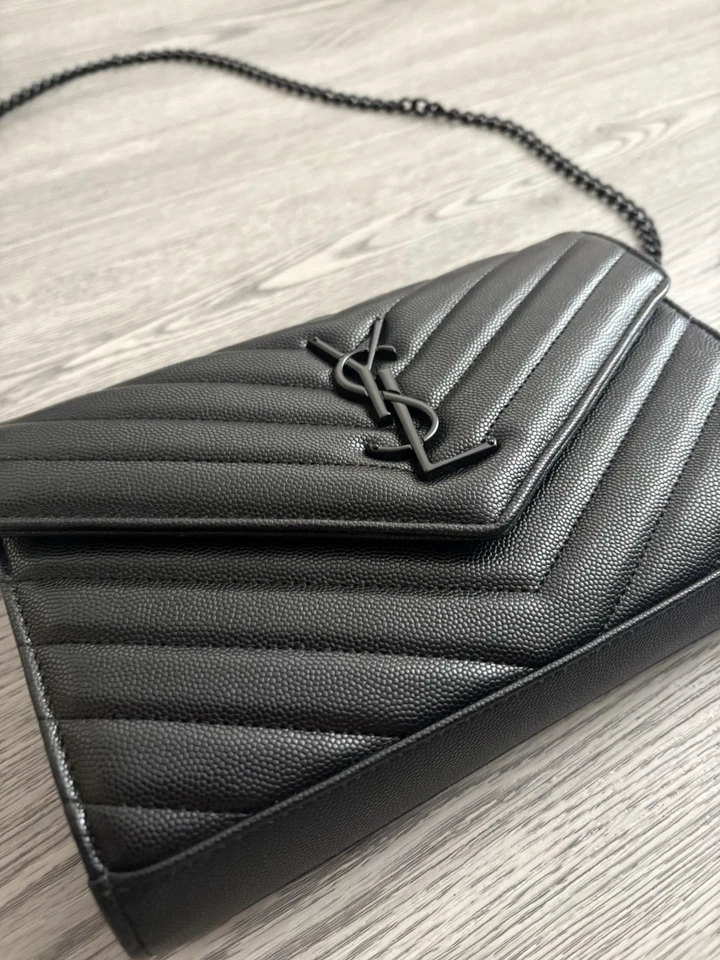 Cartera YSL Saint Laurent Cassandre Sobre Cadena en Cuero Grano De Poudre Foto 2 de 4