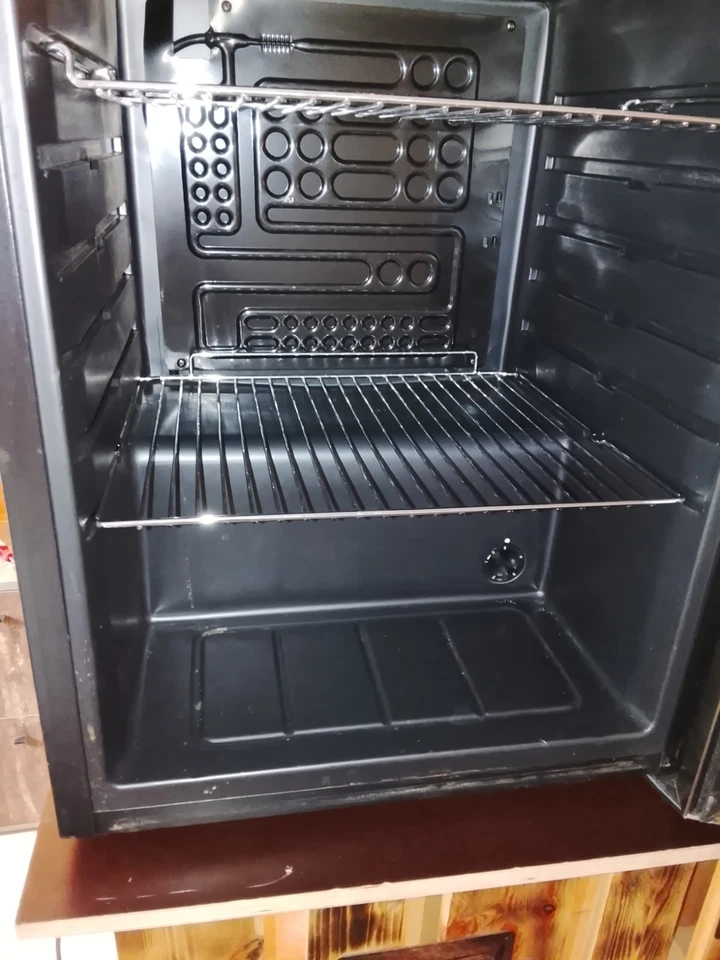 Klarstein Getränkekühlschrank 60 L Glas Edelstahl LED Bierkühlschrank klein - Bild 2 von 3