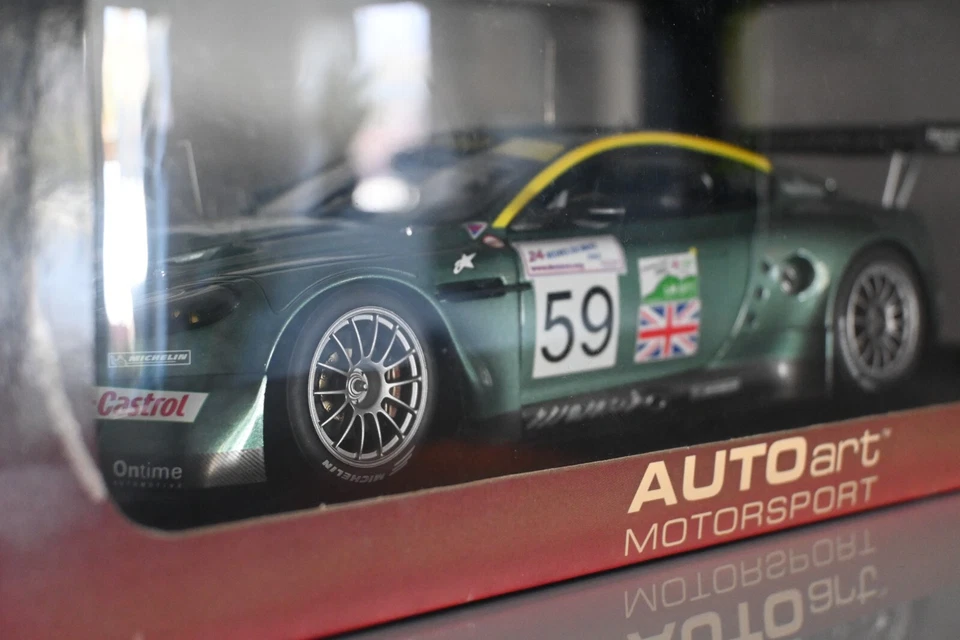 Autoart 1/18 Aston Martin DBR9 Le Mans 2005 firmado por pilotos Foto 3 de 4