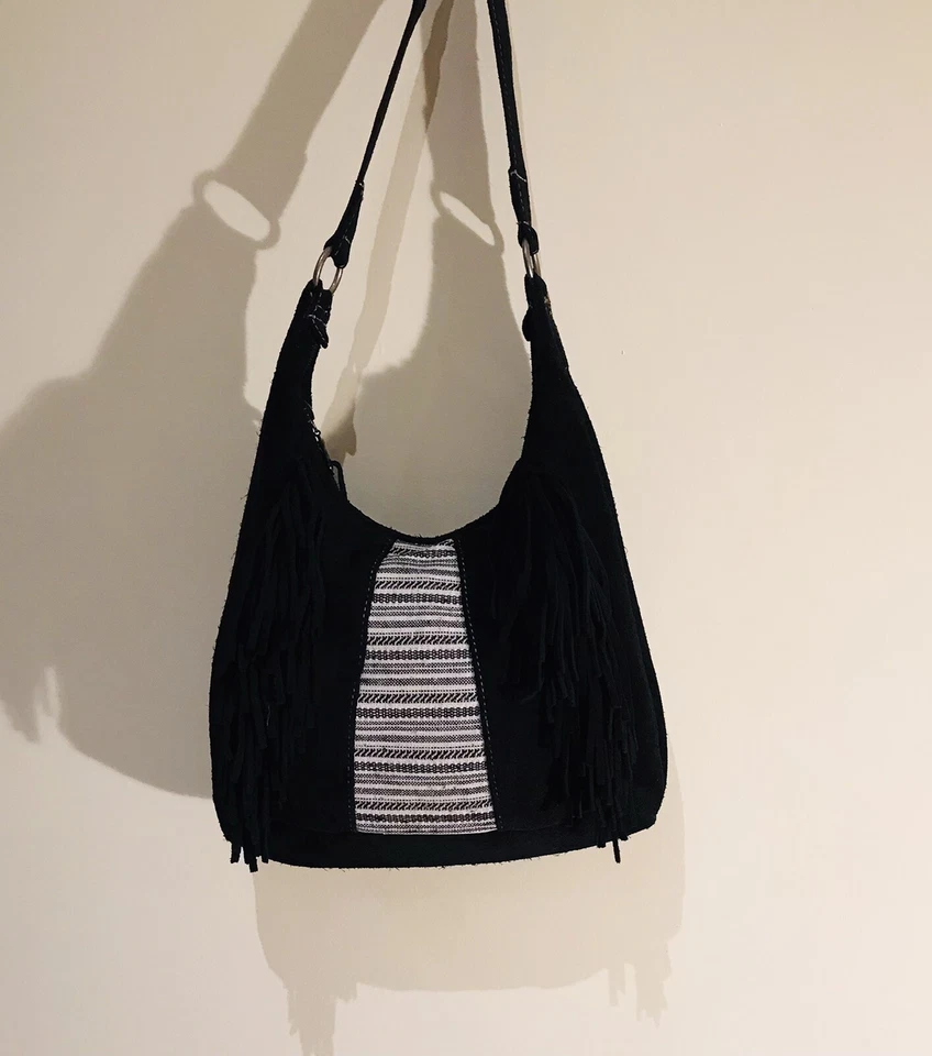 Bolsa de ombro Minnetonka preta camurça Learher - Imagem 3 de 4