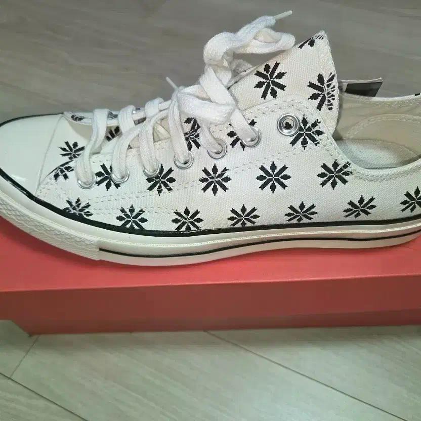 Converse Chuck Taylor Low Top Shoes 275 Black Snowflake New