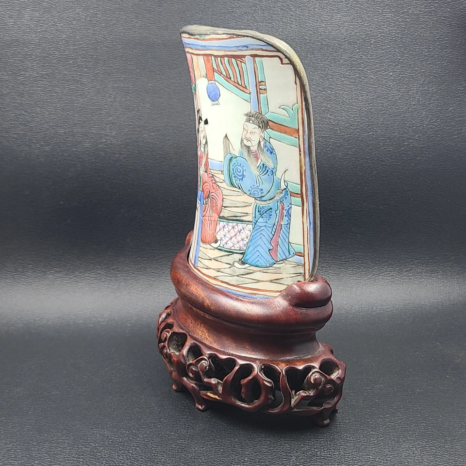 Antigua placa china de porcelana rosa Ming Famille e intrincado soporte de madera tallada Foto 2 de 4