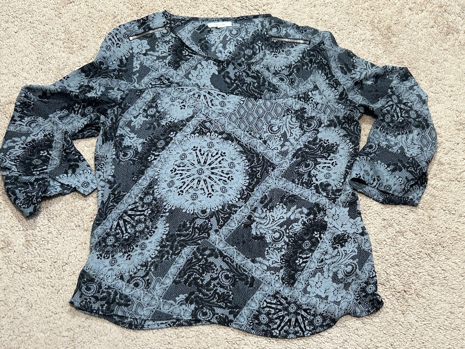 Maurices Womens Shirt Size Medium Multicolor Print Zippers FLowy Dressy