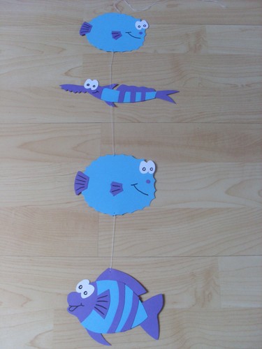 Fensterbild -Kette Deko Tonkarton Handarbeit basteln Fisch Fische blau - lila