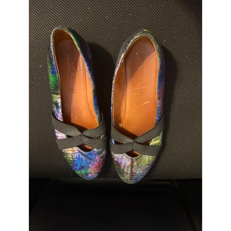 Sapatos baixos femininos Gentle Souls by Kenneth Cole Newman multicoloridos metálicos de balé - Imagem 2 de 4