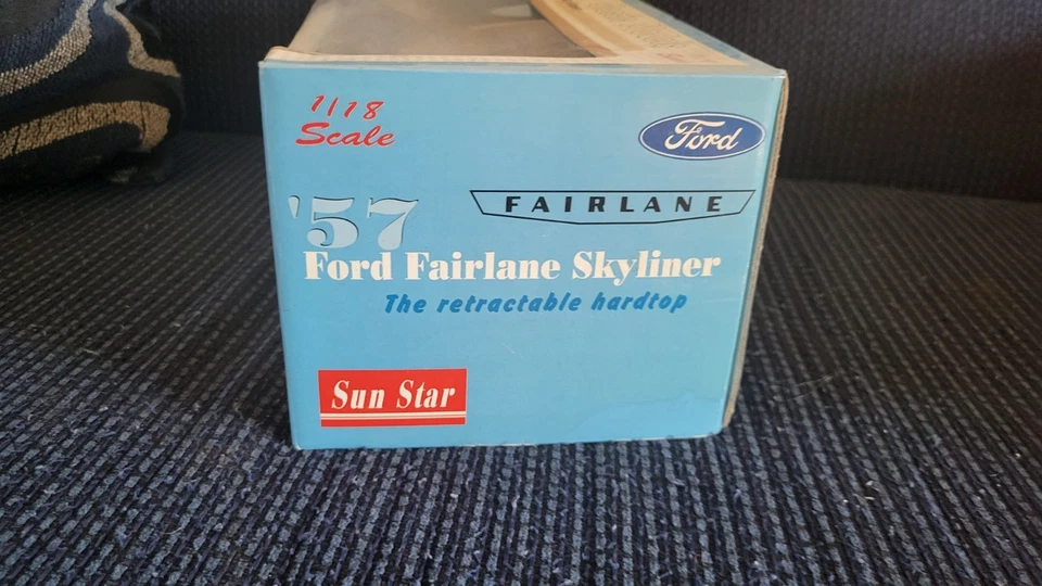 Sun Star 1957 Ford Fairlane Skyliner Retractable Hardtop GreenWhite 1:18 Diecast - Image 4 of 4