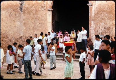 35 mm Dia - Hochzeitsfeier vor Kirche bei Uxmal Yucatán Mexiko - 1970