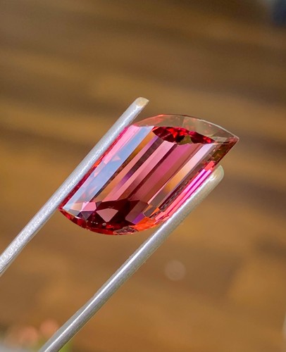 Curvy! 6.30CT Reddish Pink-Color Natural Tourmaline. Special Shape. - Picture 5 of 8