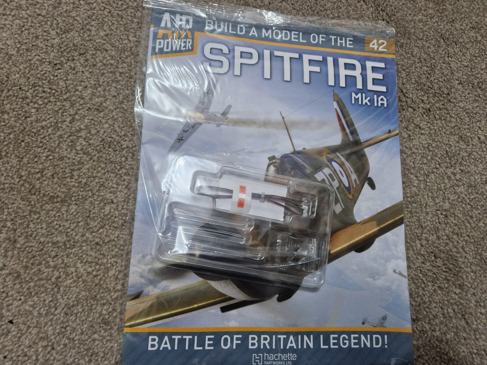 1/18 HACHETTE ISSUE 42 - BUILD A MODEL OF THE SPITFIRE MK 1A PLANE