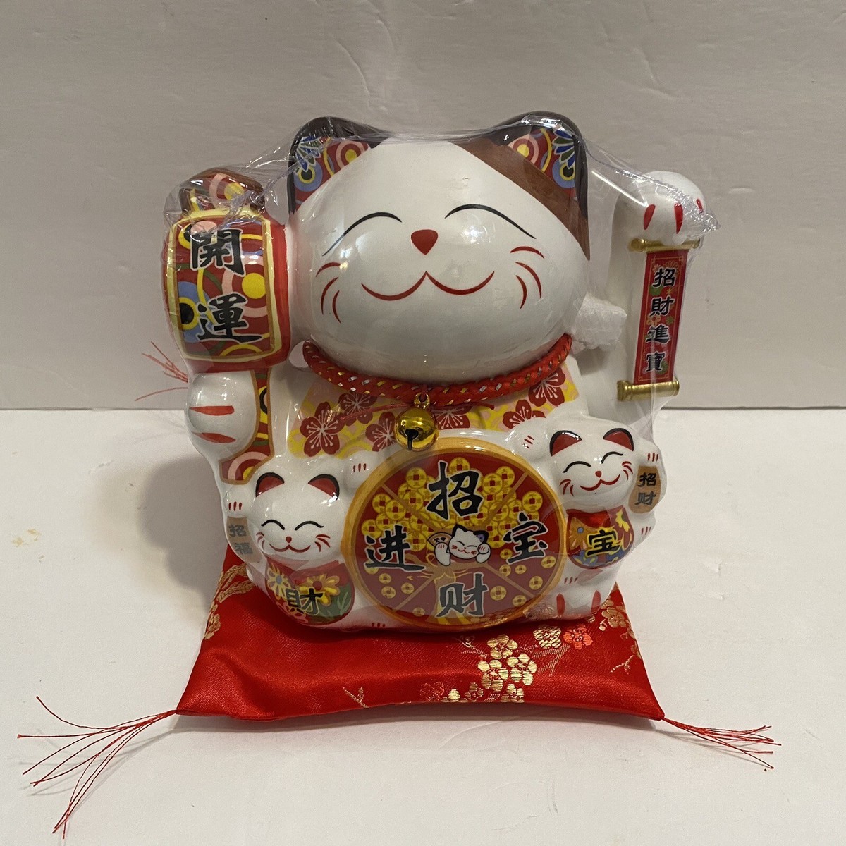 Japanese Lucky Money Cat with 2 baby cats moving arm neko