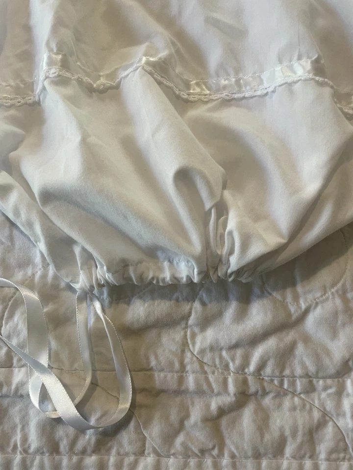 Vestido vintage de lino para recién nacido con cordón bordado hecho a mano Foto 4 de 4