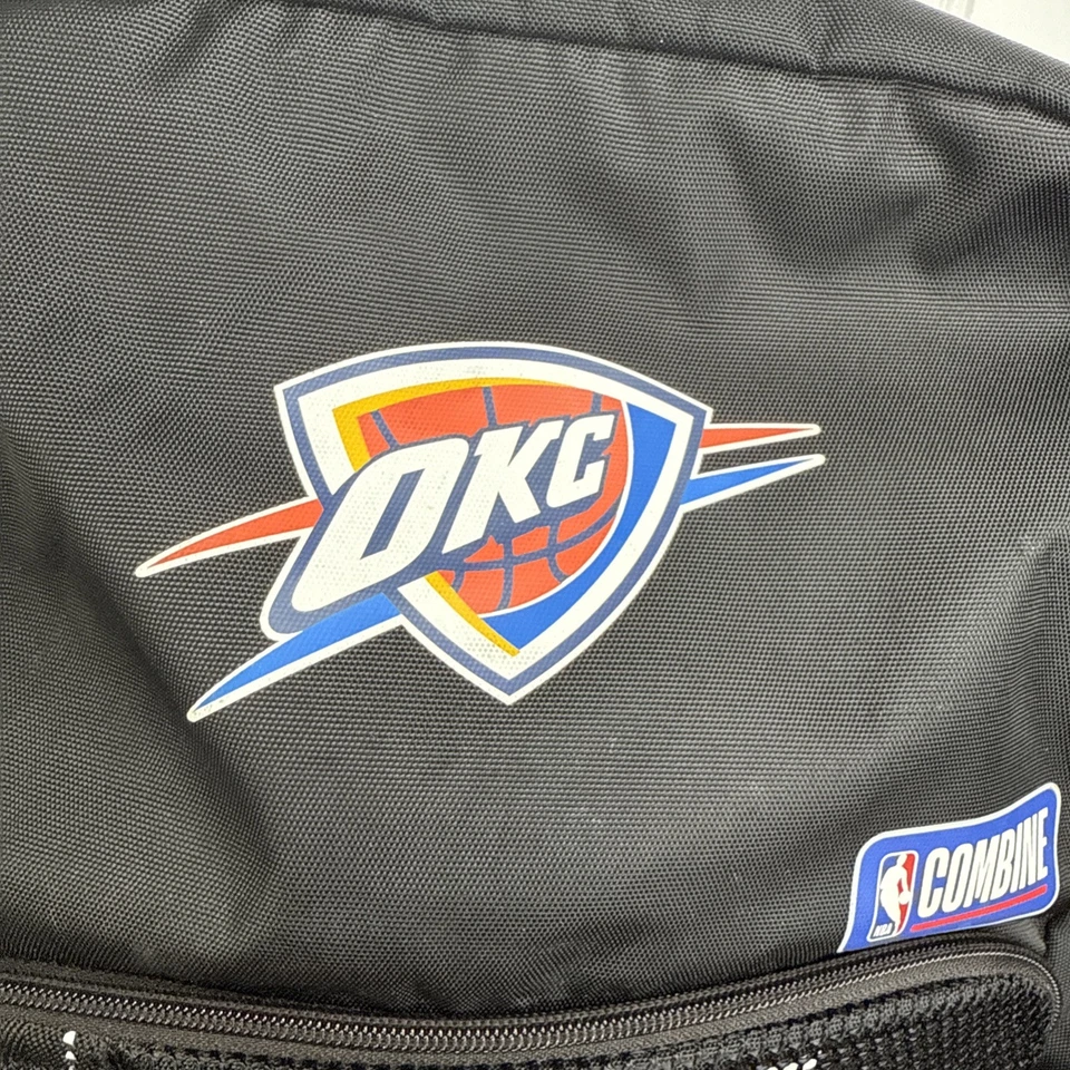 Mochila combinada Oklahoma City Thunder Under Armour NBA OKC dos compartimentos con cremallera Foto 3 de 4