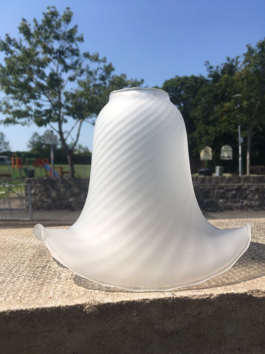 LOVELY VINTAGE FRENCH VIANNE GLASS FROSTED RIBBED RUFFLED FLUTED EDGE LAMP SHADE
