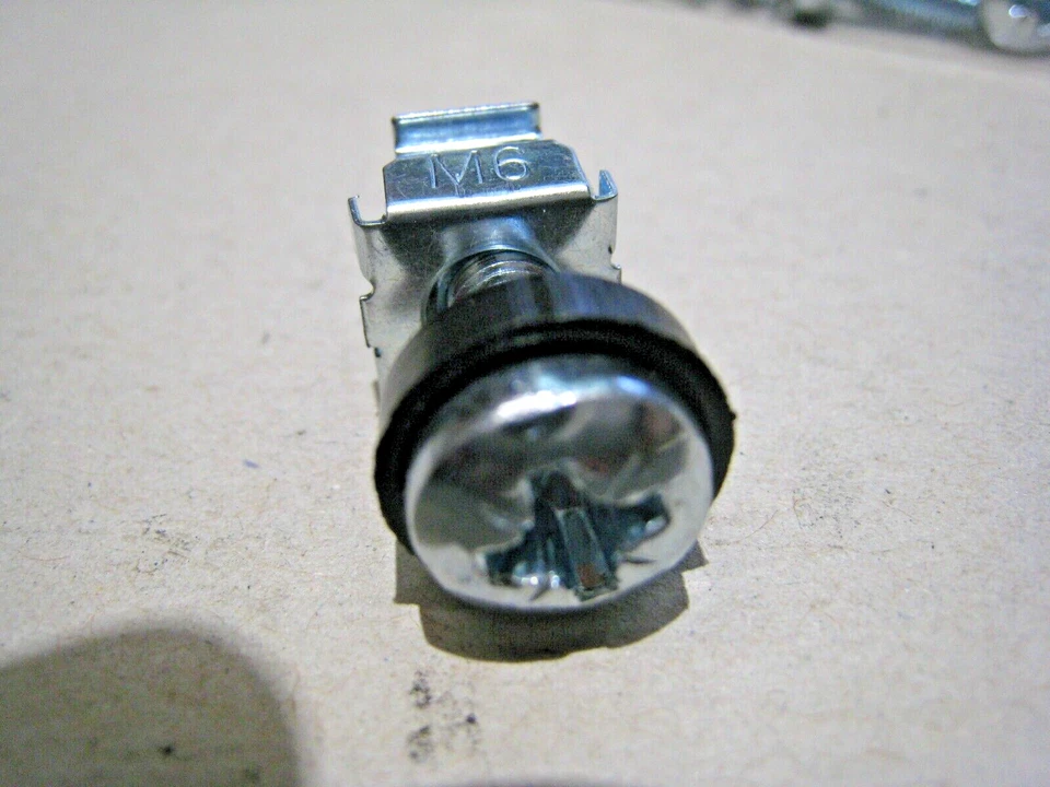 20 Stück Rittal Käfig Muttern Käfigmuttern M6 20 Stück Schrauben M6x16+Gummiring - Bild 4 von 4