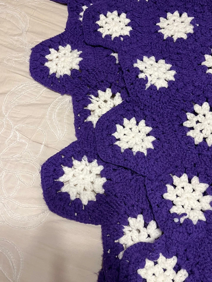 Manta grande afgana cuadrada vintage hecha a mano 110” X 82” púrpura/blanca Foto 4 de 4