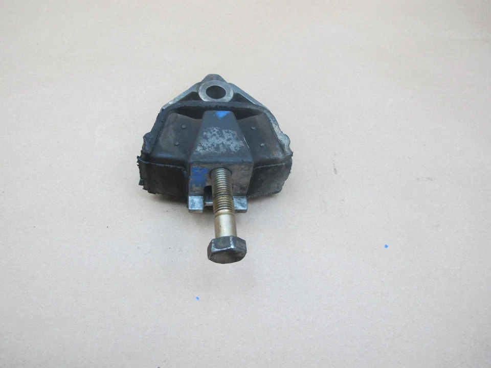 1983 PORSCHE 928 S REAR LEFT & RIGHT AUTOMATIC TRANSMISSION MOUNT SUPPORT SET - Image 4 of 4