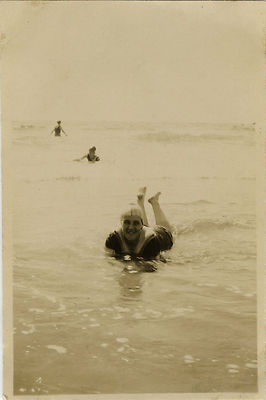 ANTIQUE PHOTO - VINTAGE SNAPSHOT - WOMAN SEA SWIMMER FUNNY BATH - WOMAN BATH