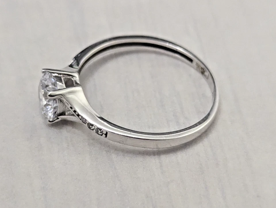 9ct White Gold Ring Cubic Zirconia Stones Full UK Hallmark Ring Size O - Image 4 of 4