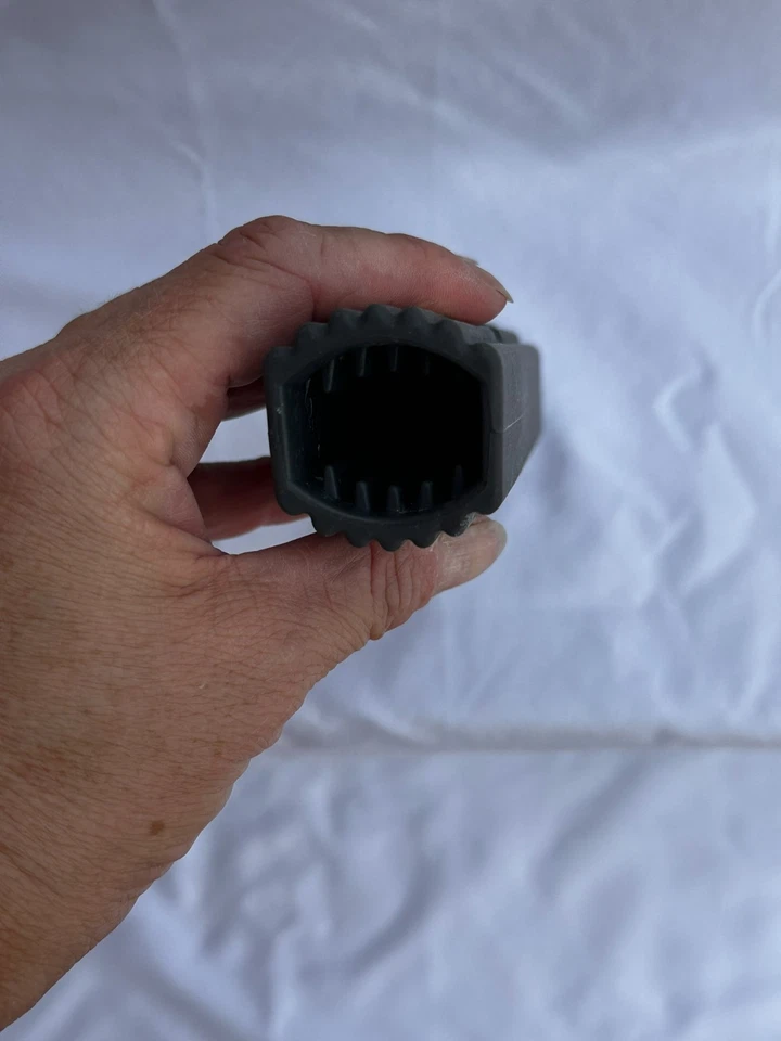 Pampered Chef Silicone Brilliance Pan Handle Protector, Safe Grip for Pans - Image 2 of 4