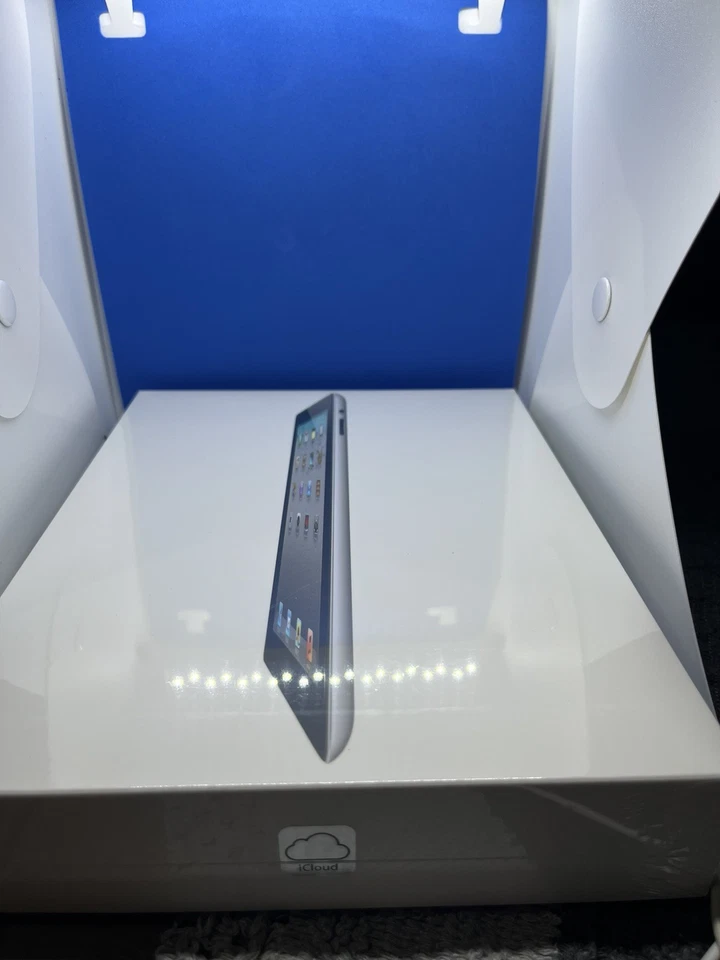 Brand new Sealed Apple iPad 2nd generation 16gb WI-FI + 3G very rare collector  - Image 3 of 4