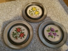 3 Zinnteller mit Stickmotiv Blumen