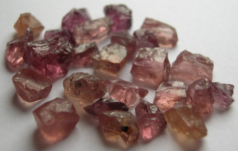 GARNET / GROSSULAR, STRONG COLOR CHANGE ROUGH FOR FACETING, TANZANIA, AFRICA
