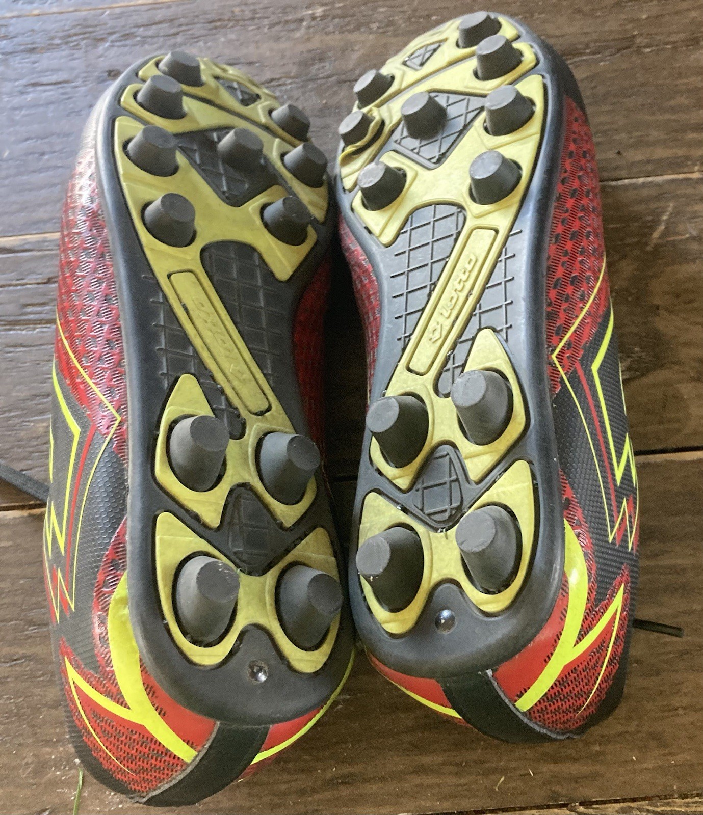 Lotto tacchetti calcio uomo taglia 8 colore nero rosso e giallo in ottime condizioni!