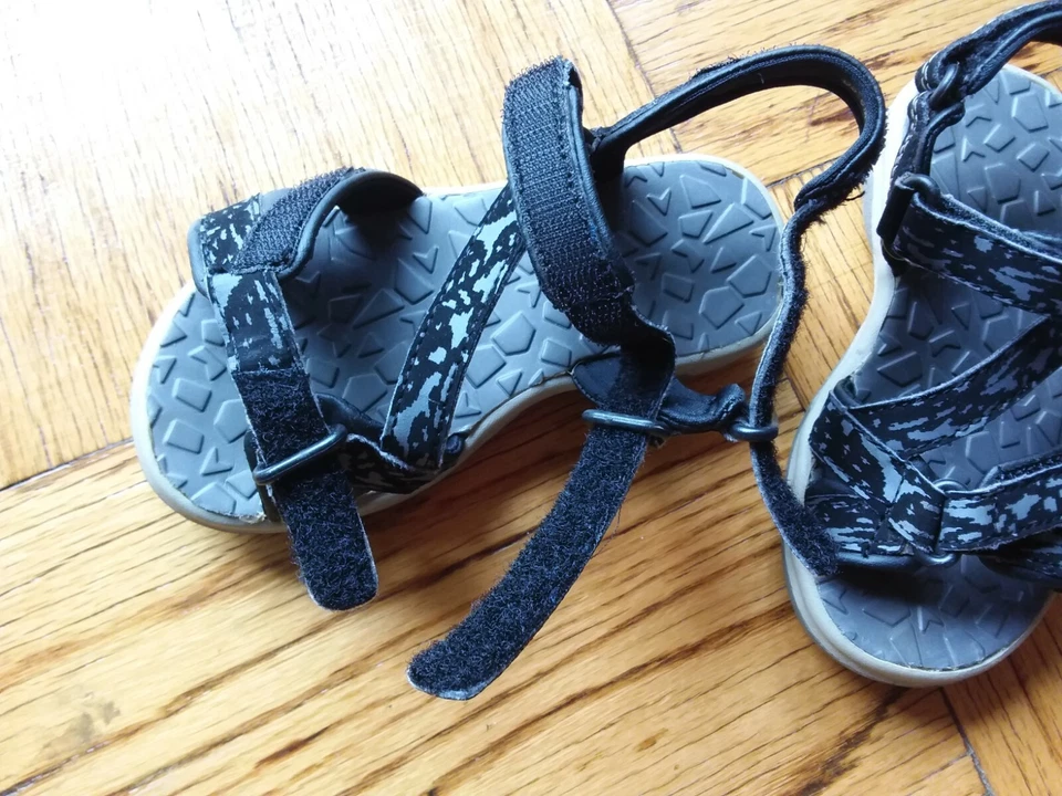 Sandalias unisex Lands End niño pequeño rayas ajustables/talla 8/negro/excelente estado Foto 3 de 4