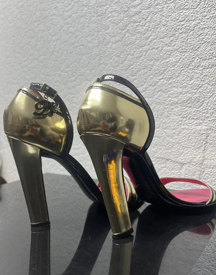 Сандалии на высоких каблуках DSQUARED2 серебристые с черным лакированным и ярко-розовым интерьером - Изображение 4 из 4