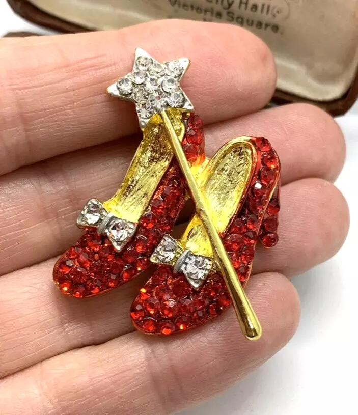Lovely Wizard of Oz Dorothy Red Shoes with Wand and Star Diamonte Brooch BN